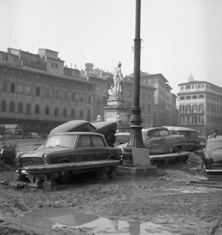 Piazza Santa Croce, Florence 1966. Piazza Santa Croce, Florence 1966.