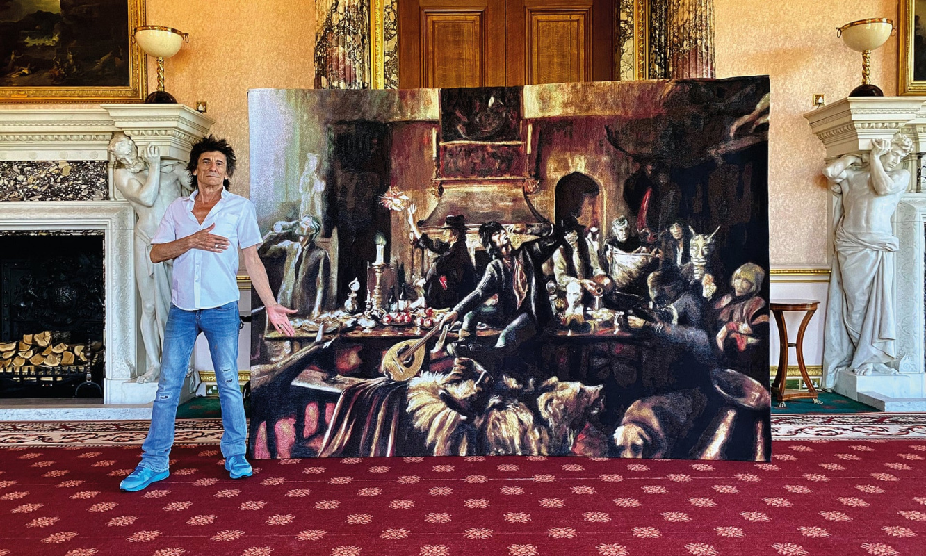 Ронни Вуд в Эшридж-Хаусе с гобеленом на тему Beggar’s Banquet. Источник: Ronnie Wood arts Ронни Вуд в Эшридж-Хаусе с гобеленом на тему Beggar’s Banquet. Источник: Ronnie Wood arts