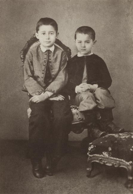 Будущие танцоры лимпопо:
Константин и Сергей Коровины, 1860-е гг. Фото с сайта Будущие танцоры лимпопо:
Константин и Сергей Коровины, 1860-е гг. Фото с сайта