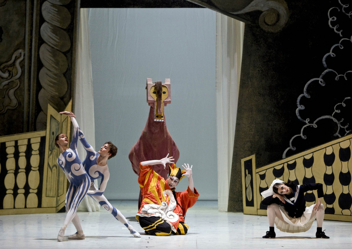 Reconstruction of the ballet Parade by the trope of Teatro dell'Opera de Rome. Set design and costum