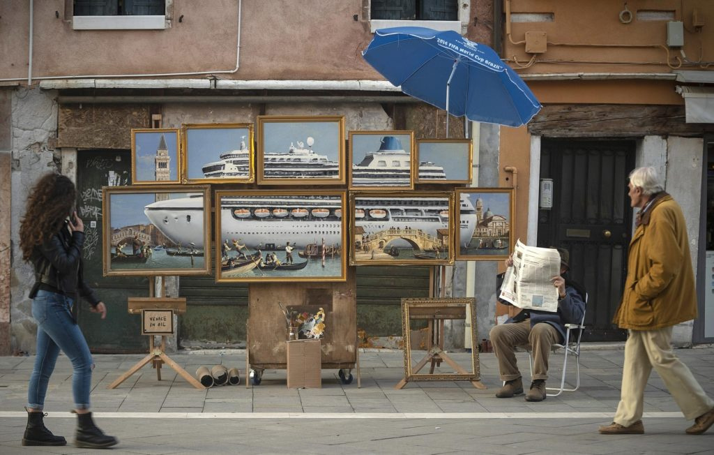 Бэнкси выгнали с площади в Венеции за «незаконную продажу картин»