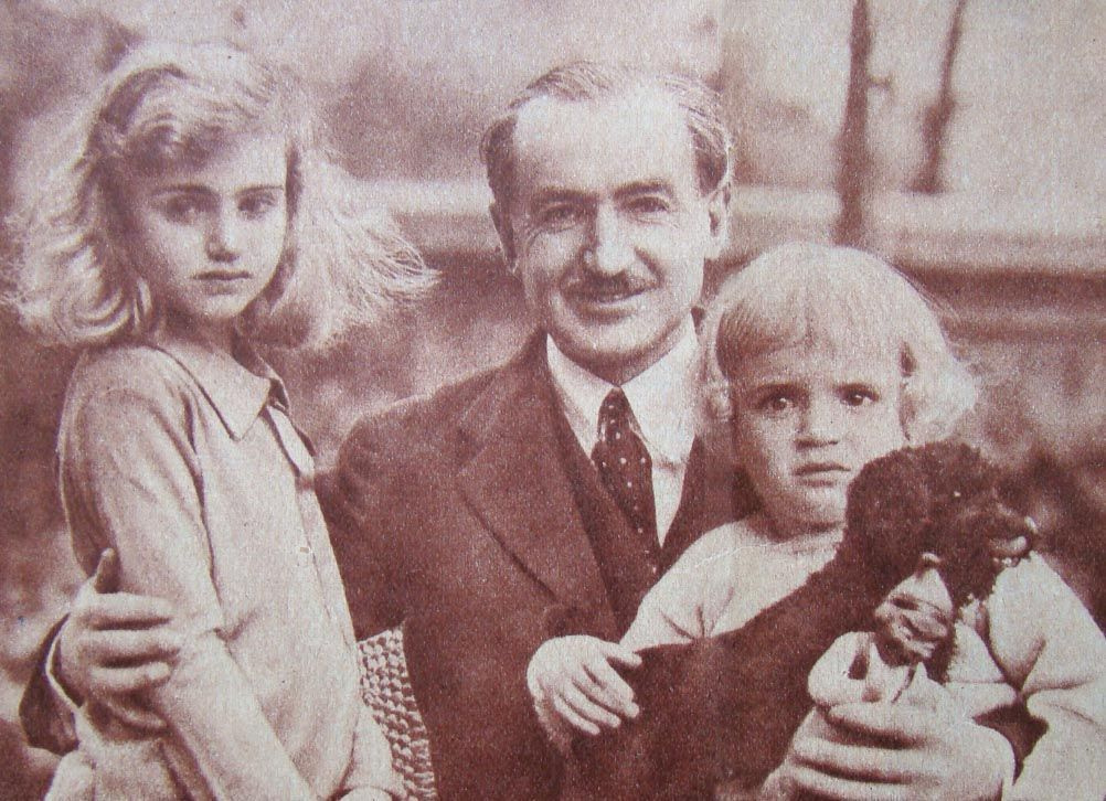 Ференц Хатвани с двумя дочерьми в 1932 году. Фото via kieselbach. hu Ференц Хатвани с двумя дочерьми в 1932 году. Фото via kieselbach. hu