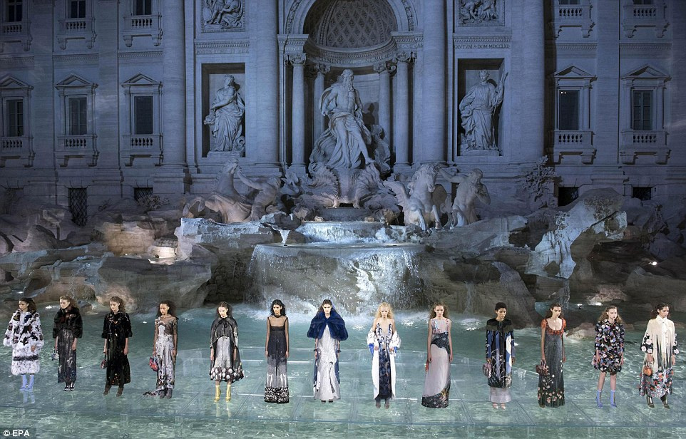 Fendi провел модный показ, а туристы платят штрафы за купание в фонтане Треви Fendi провел модный показ, а туристы платят штрафы за купание в фонтане Треви
