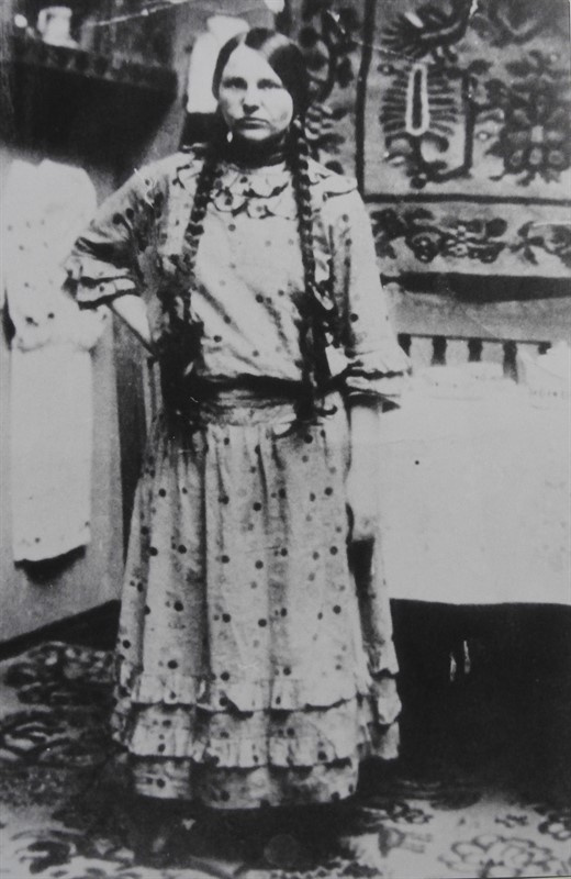 Мария Примаченко родилась в 1909 году в с. Болотня Киевской области. В 1935 — 1936 гг. училась и раб Мария Примаченко родилась в 1909 году в с. Болотня Киевской области. В 1935 — 1936 гг. училась и раб