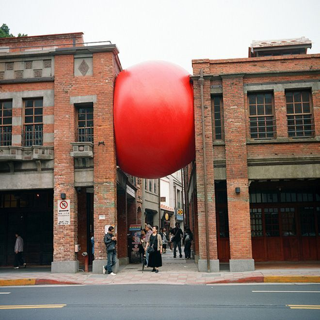 В рамках проекта Red Ball красный шарик Курта Першке путешествует несколько лет, оказываясь в самых В рамках проекта Red Ball красный шарик Курта Першке путешествует несколько лет, оказываясь в самых
