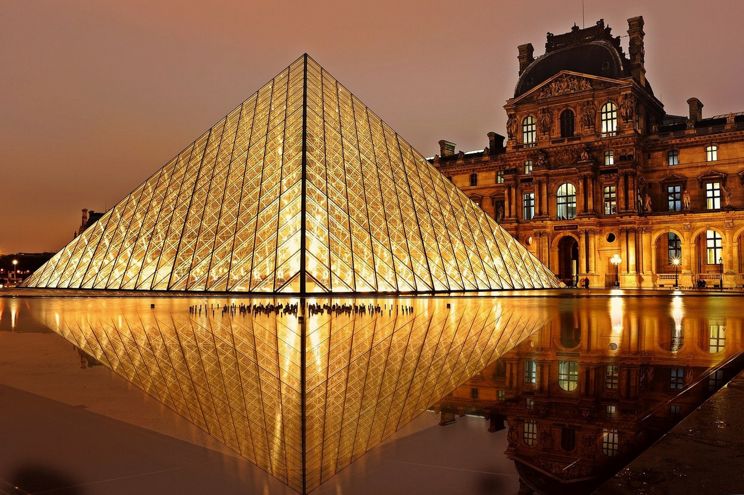 Какой город всемирно известен. Лувр стеклянная пирамида. Лувр. Париж. Париж Лувр пирамида. Достопримечательности Франции музей Лувр.