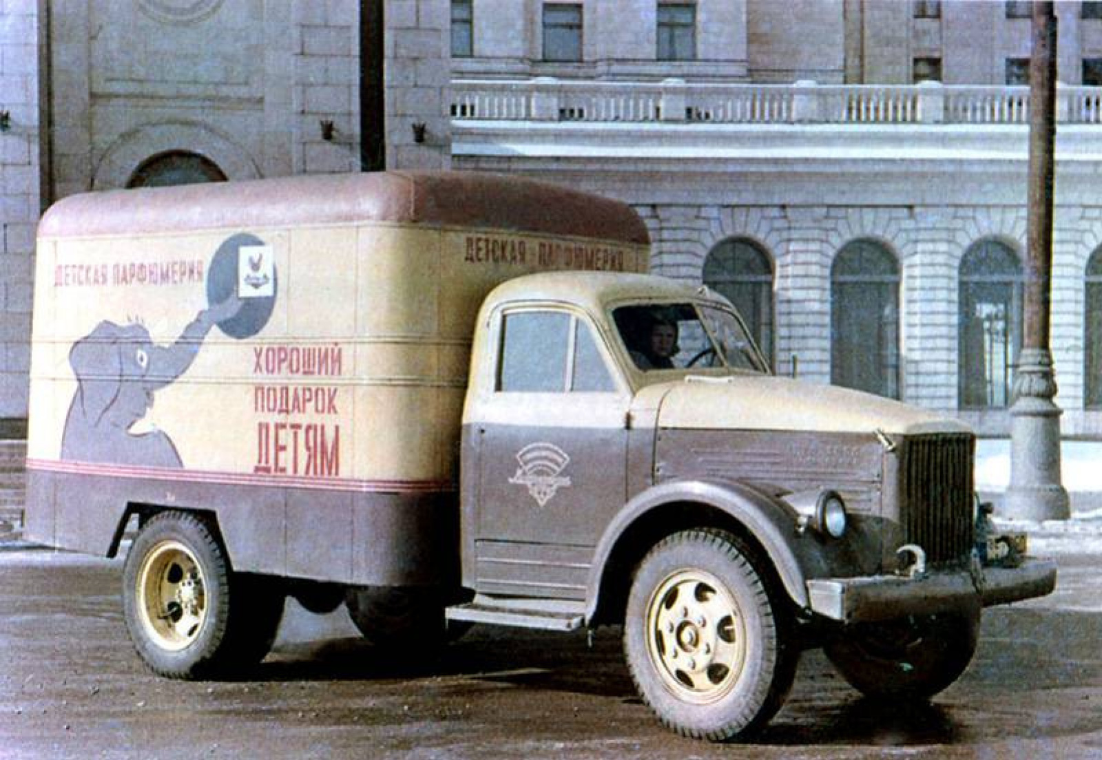The 1929 Citroen delivery truck promoting Volez, Voguez, Voyagez