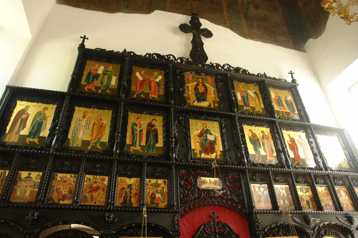 The icons of the iconostasis of the church in the name of the icon of the Dormition of the Blessed Virgin Mary in Shchapovo were painted by icon painters of the Moscow Icon Workshop. The work was supervised by Igor Drozhdin.