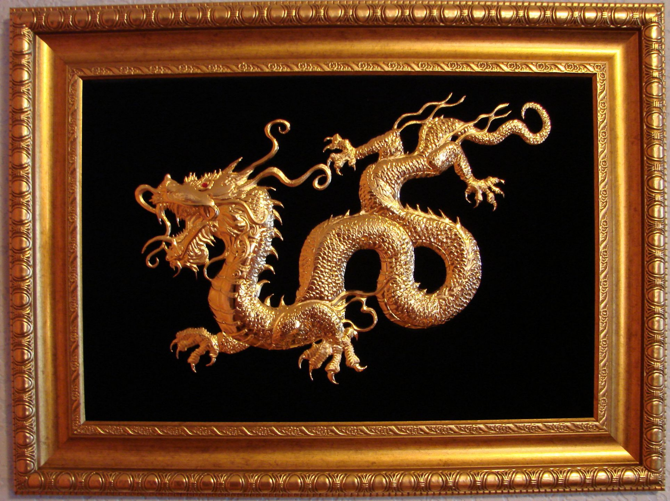 Золотой дракон купить. Панно китайский дракон. Китайский дракон барельеф. Картина китайский дракон. Дракон чеканка.