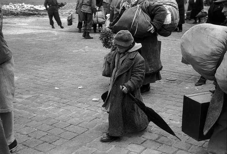 Henri Cartier-Bresson. Russo bambino, reduce dal campo di concentramento, Dessau, Germania