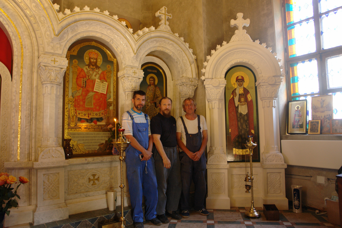 Igor Yurevich Drozhdin. Icons and a carved marble casket in the Church of St. Olga on Serpukhovskaya Zastava