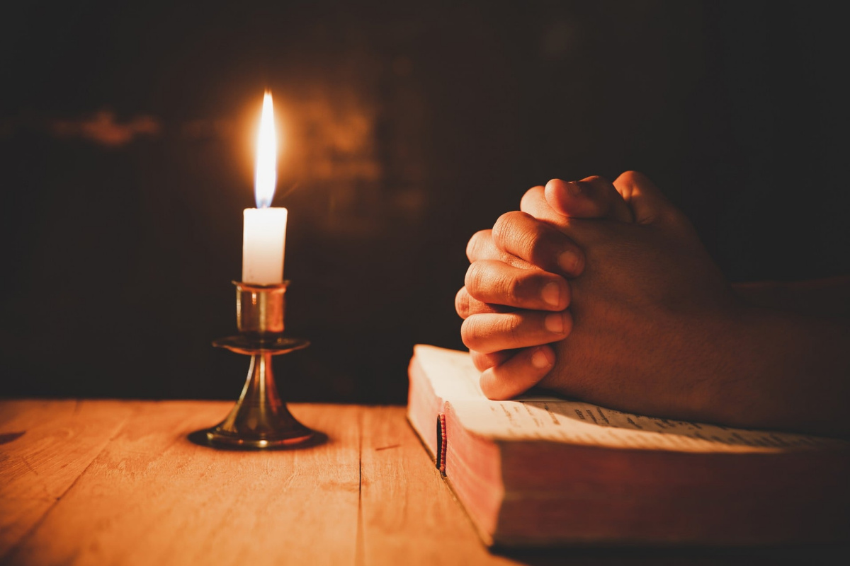 Khac Quang. Pray under a candle (2018)
