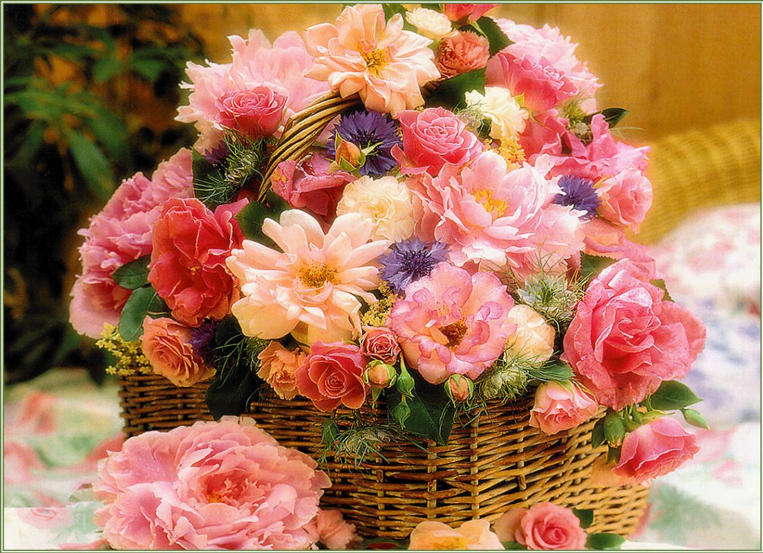 Корзина с цветами с днем рождения женщине. Корзина с цветами. Красивые цветы в корзине. Шикарная корзина цветов. Корзина с цветами с днем рождения.