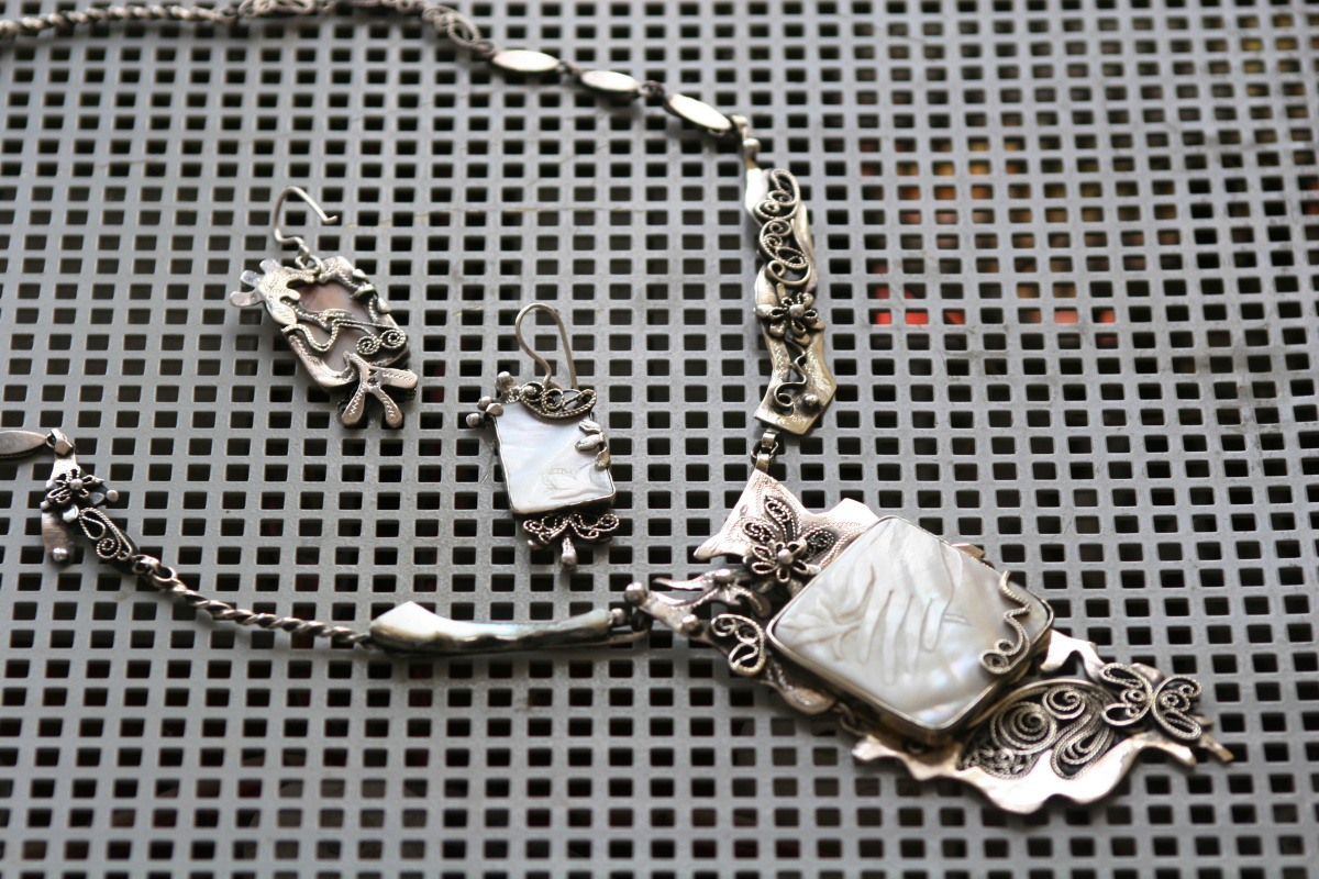Olga Lovina. "White flower" Necklace and earrings mother of pearl ,metal